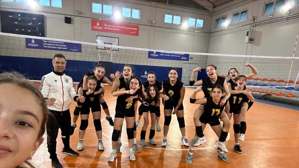 Kız Voleybol Takımımız İstanbul' da En İyi 12 Takım arasında